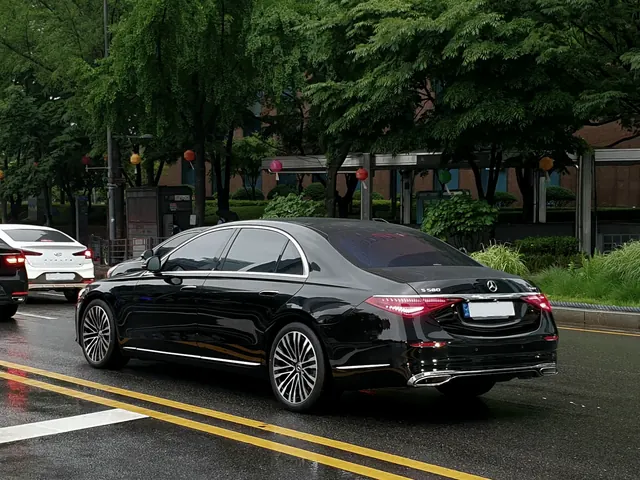 Siyah Mercedes-Benz S-Serisi — Adana ve Mersin protokol taşımacılığı