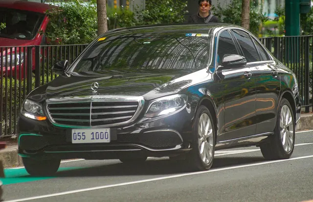 Siyah Mercedes-Benz E-Serisi sedan — Adana ve Mersin şoförlü araç kiralama