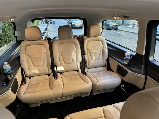 Deri koltuklu Mercedes-Benz V-Class kabini — Adana ve Mersin VIP araç kiralama